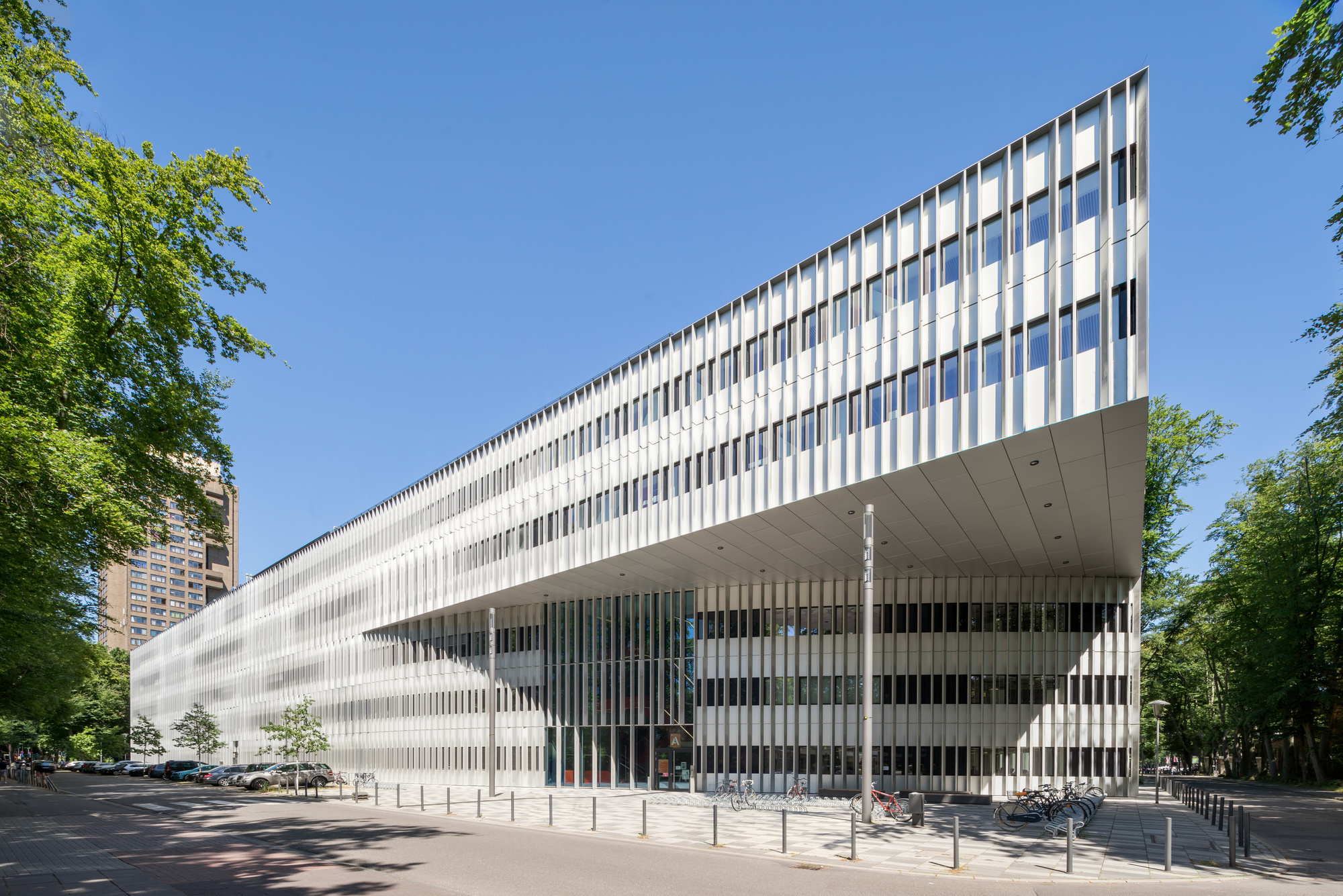 Das Institutsgebäude mit Blick auf den Eingang A fotografiert.
