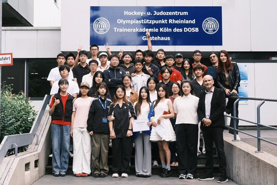Students from China in front of the DSHS Guest House
