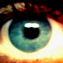Foto in Nahaufnahme von einem Auge. Pupillenfarbe blau.
