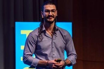Portrait des Gründers Siavash Gheshlaghi
