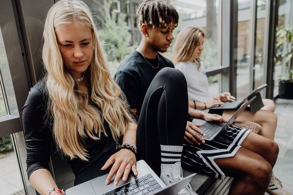 Studierende arbeiten an Laptops im Foyer der Deutschen Sporthochschule
