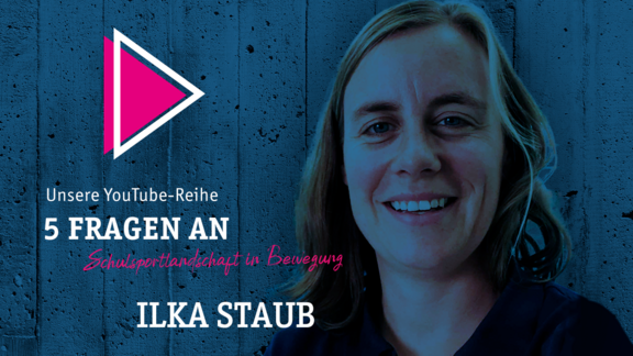 Titel auf halbtransparentem blauen Grund mit Portrait einer Frau "5 Fragen an Ilka Staub"

