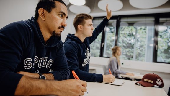 Student meldet sich im Seminar 
