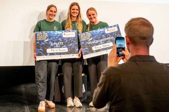 Die Studentinnen Pia Großert, Alina Hufnagel und Anne Naber halten ihre Urkunden für den zweiten Platz und den Publikumspreis beim StarS-Kader in die Kamera.
