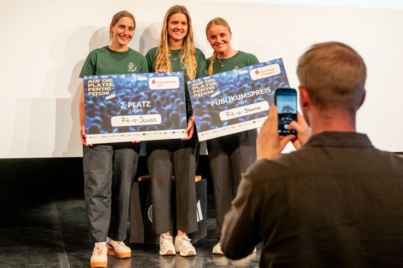 Die Studentinnen Pia Großert, Alina Hufnagel und Anne Naber halten ihre Urkunden für den zweiten Platz und den Publikumspreis beim StarS-Kader in die Kamera.
