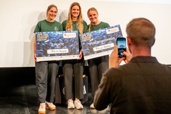 Die Studentinnen Pia Großert, Alina Hufnagel und Anne Naber halten ihre Urkunden für den zweiten Platz und den Publikumspreis beim StarS-Kader in die Kamera.
