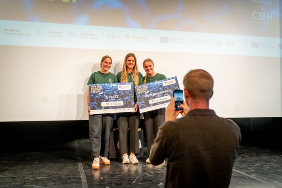 Die Studentinnen Pia Großert, Alina Hufnagel und Anne Naber halten ihre Urkunden für den zweiten Platz und den Publikumspreis beim StarS-Kader in die Kamera.
