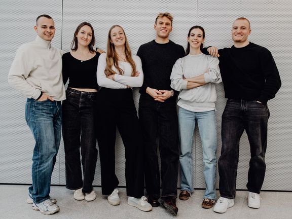 Sechs Studierende stehen lächelnd nebeneinander
