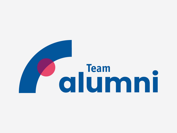 "Team Alumni"-Wort-Bildmarke in blau mit pinkem Akzent
