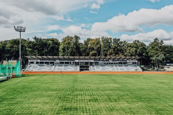 Leichtathletikstadion mit Blick auf die Tribüne
