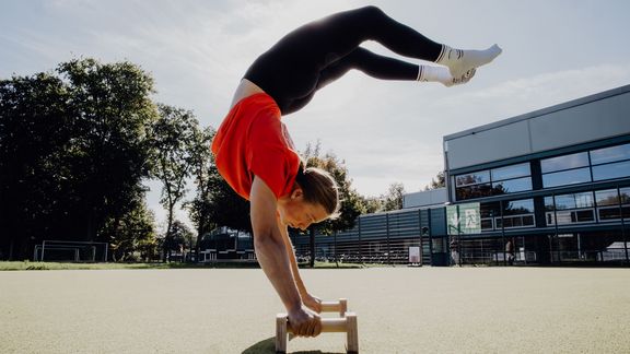 Frau im Handstand.

