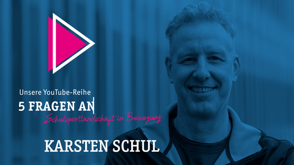 Titel "5 Fragen an Karsten Schul" auf halbtransparentem blauem Hintergrund, Portrait von Mann scheint durch
