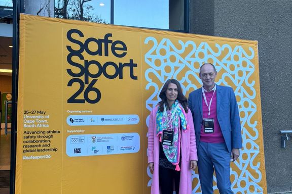 Dr. Caroline Bechtel (links) und Prof. Martin Nolte (rechts) stehen vor dem Banner der Safe Sport Conference mit der Aufschrift Safe Sport 2026
