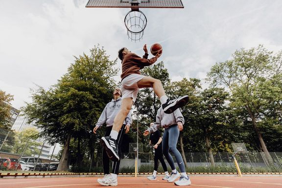 Mehrere Studierende spielen Basketball
