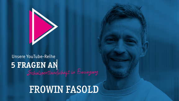 Titel auf blauem, halbtransparentem Hintergrund mit Portrait eines Mannes: 5 Fragen an Frwoin Fasold
