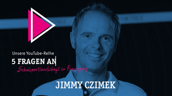 Video-Titel "5 Fragen an Jimmy Czimek" auf halbtransparentem blauem Hintergrund

