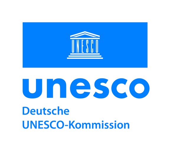 Logo der Deutschen Unesco Kommission blau auf weiß
