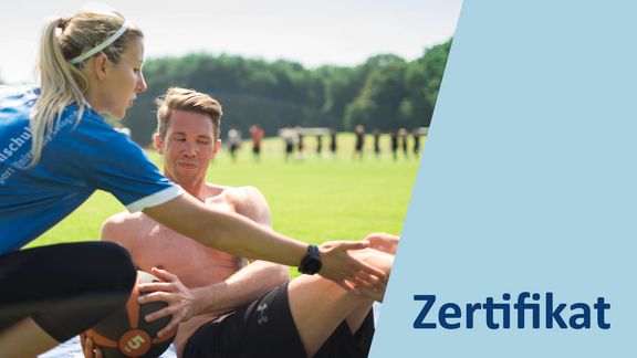 Personal Trainerin gibt Anweisungen.
