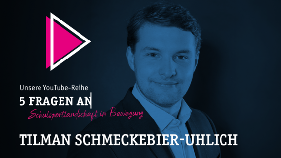 Titel "5 Fragen an Tilman Schmeckebier-Uhlich" und ein Portraitfoto von ihm im Hintergrund
