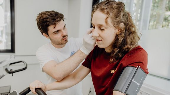 Mann macht bei Frau Laktattest, Ausdauerleistungsdiagnostik, Sporthochschule Köln
