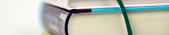 Ein gebundenes Buch von unten darauf schauend
