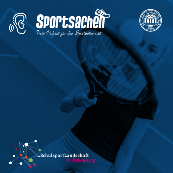 Podcasttitel "10 – Tennis macht Schule", im hintergrund eine Nahaufnahme eines Tennisschlägers, der von einem blondhaarigen Mädchen gehalten wird
