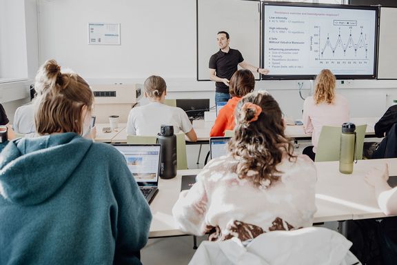 Dozent unterrichtet Studierende im Seminarraum
