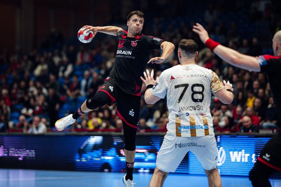 ein Handballspieler kurz vor dem Abwurf

