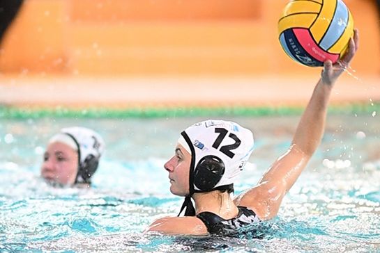 Wasserball-Spielerin Finja Denker in Aktion kurz vor dem Wurf.