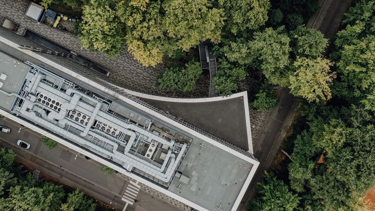 Drohnenansicht auf das NawiMedi auf dem Campus der Deutschen Sporthochschule
