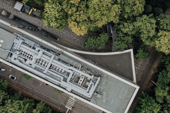 Drohnenansicht auf das NawiMedi auf dem Campus der Deutschen Sporthochschule
