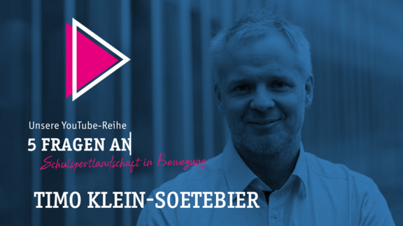 Titel "5 Fragen an Timo Klein-Soetebier" auf halbtransparentem blauem Hintergrund, Portrait von Mann scheint durch

