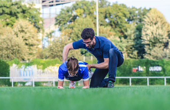Physiotehrapeut mit Sportlerin
