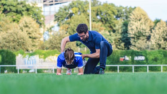 Physiotehrapeut mit Sportlerin
