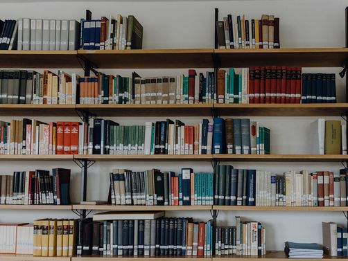 Großes Bücherregal, das nicht ganz gefüllt ist
