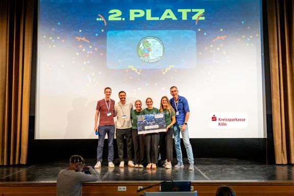 Die Zweitplatzierten auf der Bühne mit ihrer Urkunde
