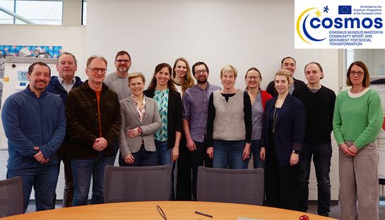 Gruppenfoto mit Projektpartnern und Cosmos-Logo
