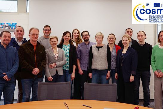 Gruppenfoto mit Projektpartnern und Cosmos-Logo