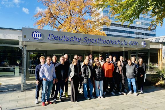 Die Gruppe der EHM-Teilnehmer vor dem Haupteingang der Deutschen Sporthochschule Köln
