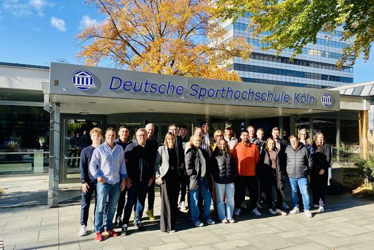 Die Gruppe der EHM-Teilnehmer vor dem Haupteingang der Deutschen Sporthochschule Köln