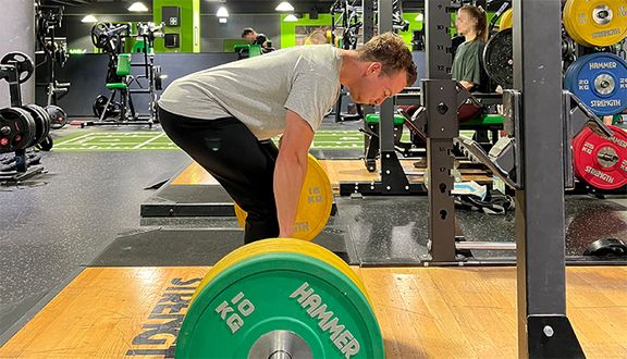 Benedikt Menger beim Krafttraining im Fitnessstudio.
