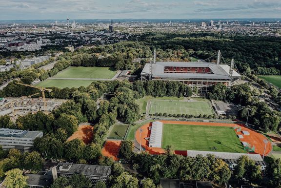 Luftaufnahme mit Blick auf Köln und den Dom
