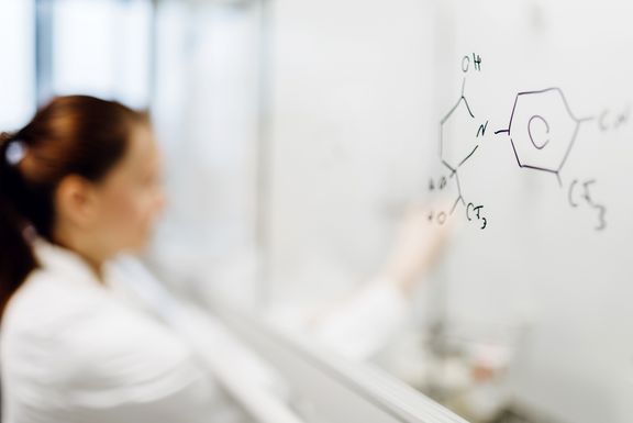 Eine Wissenschaftlerin im Labor
