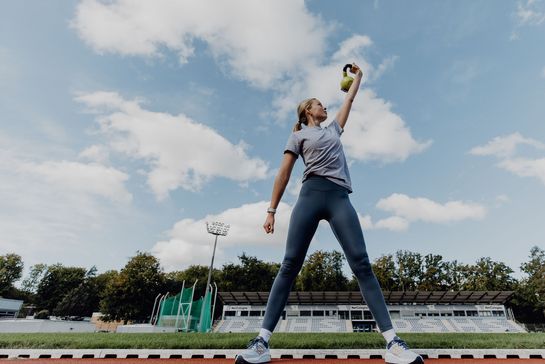 Eine Sportlerin hebt ein Kettlebell hoch