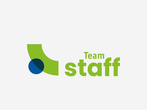 wort-bild-marke "team staff" in hellgrüner schrift und links davon ein viertelbogen (Schultern von oben) in hellgrün nach rechts oben geöffnet mit einem blauen Punkt mittig (dem Kopf)
