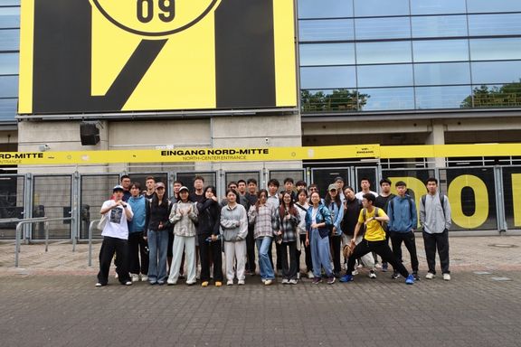 Studierende aus China vor dem Fußballstadion in Dortmund
