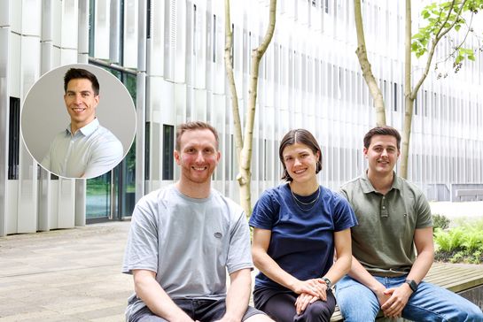 drei Personen sitzen auf einer Bank, das Foto einer vierten Person ist links hineinkopiert