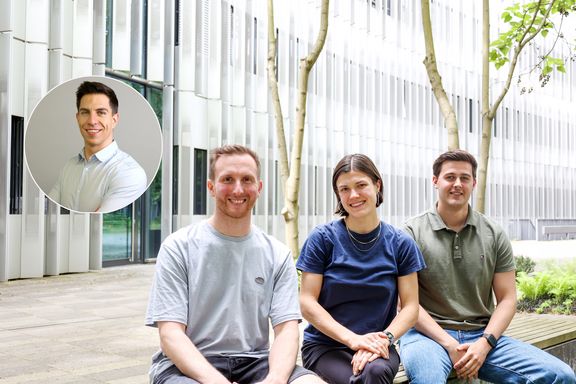 drei Personen sitzen auf einer Bank, das Foto einer vierten Person ist links hineinkopiert
