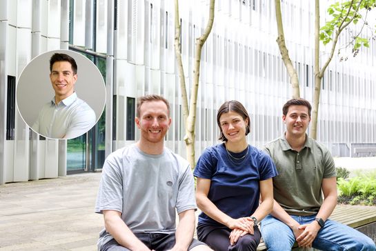 drei Personen sitzen auf einer Bank, das Foto einer vierten Person ist links hineinkopiert
