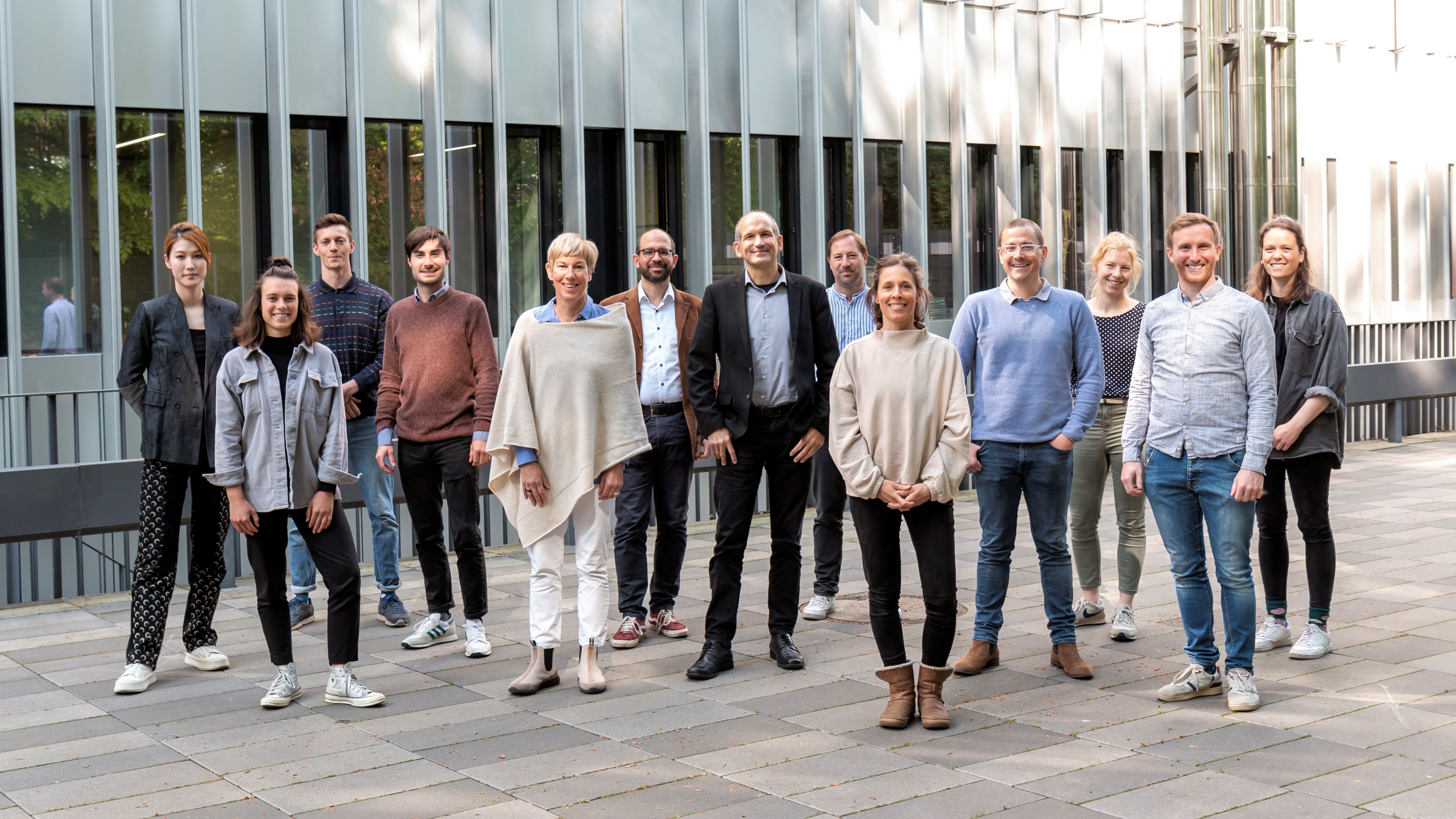 Personengruppe vor Gebäude
